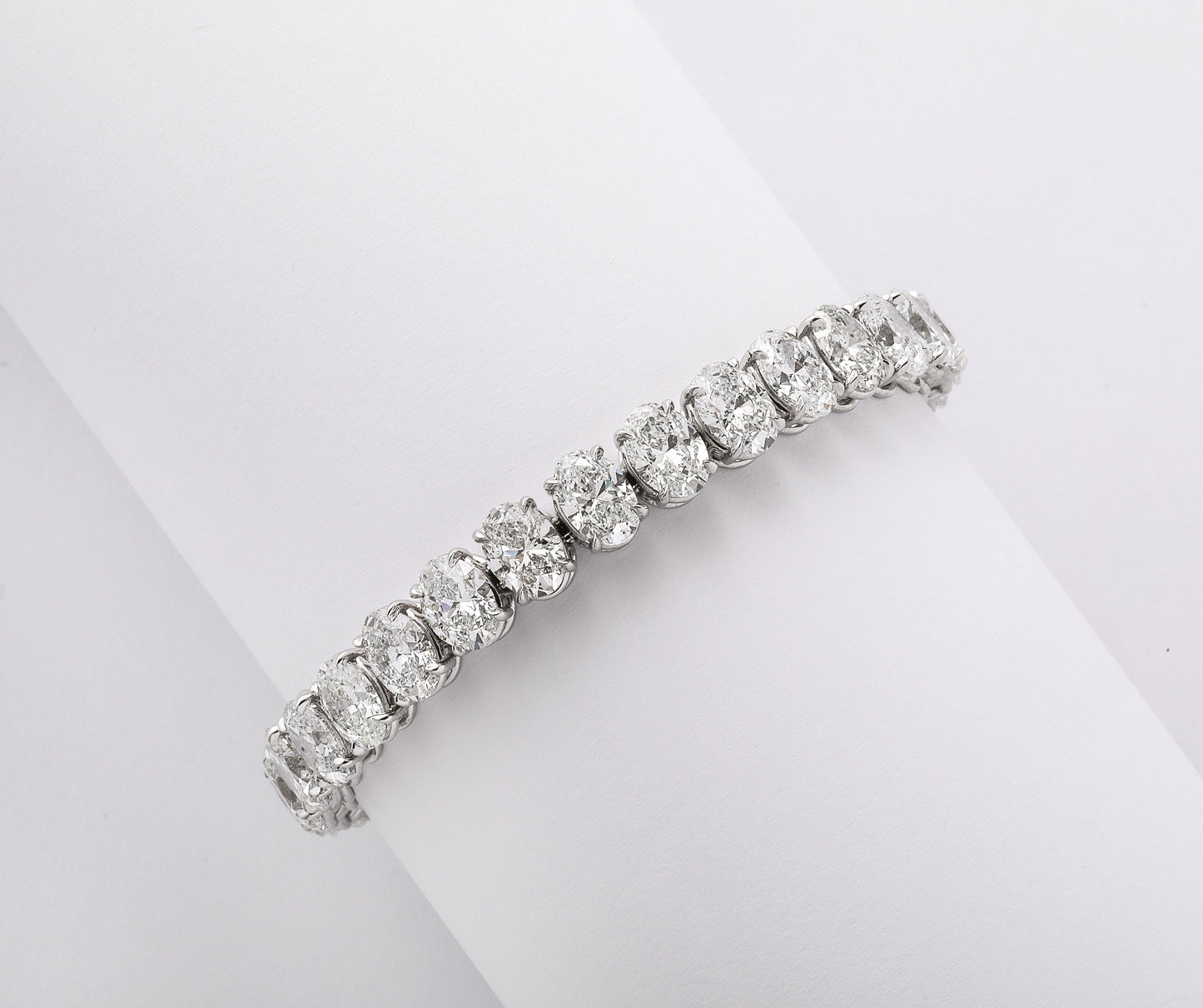 https://a.1stdibscdn.com/oval-diamond-tennis-bracelet-for-sale-picture-6/j_415/j_232203621718980090543/2P6A1418_master.jpg