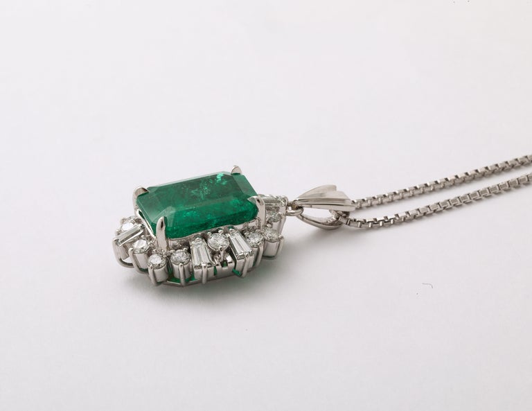 https://a.1stdibscdn.com/colombian-emerald-and-diamond-pendant-for-sale-picture-7/j_415/j_237617621723470549948/2P6A2249_master.jpg?width=768