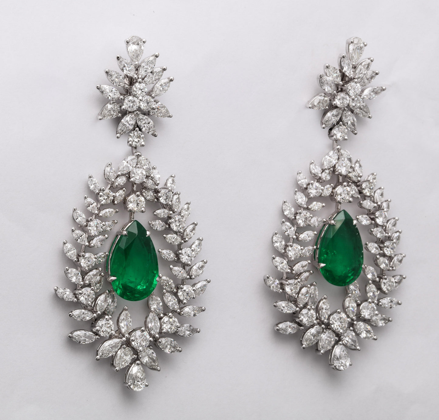 https://a.1stdibscdn.com/emerald-and-diamond-drop-earrings-for-sale-picture-8/j_415/1603302092800/6R1A9941_master.jpg