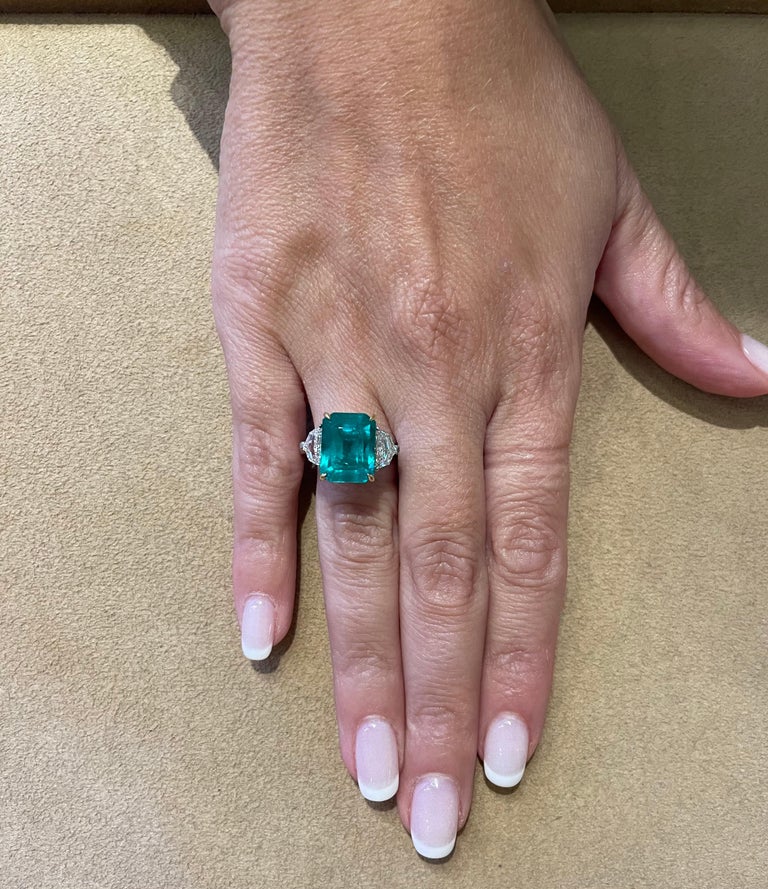 https://a.1stdibscdn.com/colombian-vivid-green-emerald-ring-for-sale-picture-11/j_415/j_237617321723576585591/IMG_8156_master.jpg?width=768