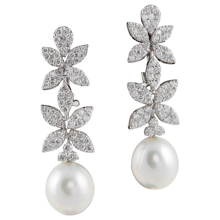 https://a.1stdibscdn.com/classic-diamond-pearl-white-gold-drop-earrings-for-sale/1121189/j_112628721610571472891/11262872_master.jpg?width=768