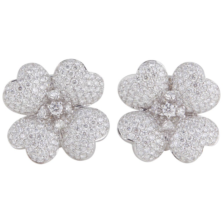 https://a.1stdibscdn.com/diamond-white-gold-flower-earrings-for-sale/1121189/j_114510421612563540772/11451042_master.jpg?width=768