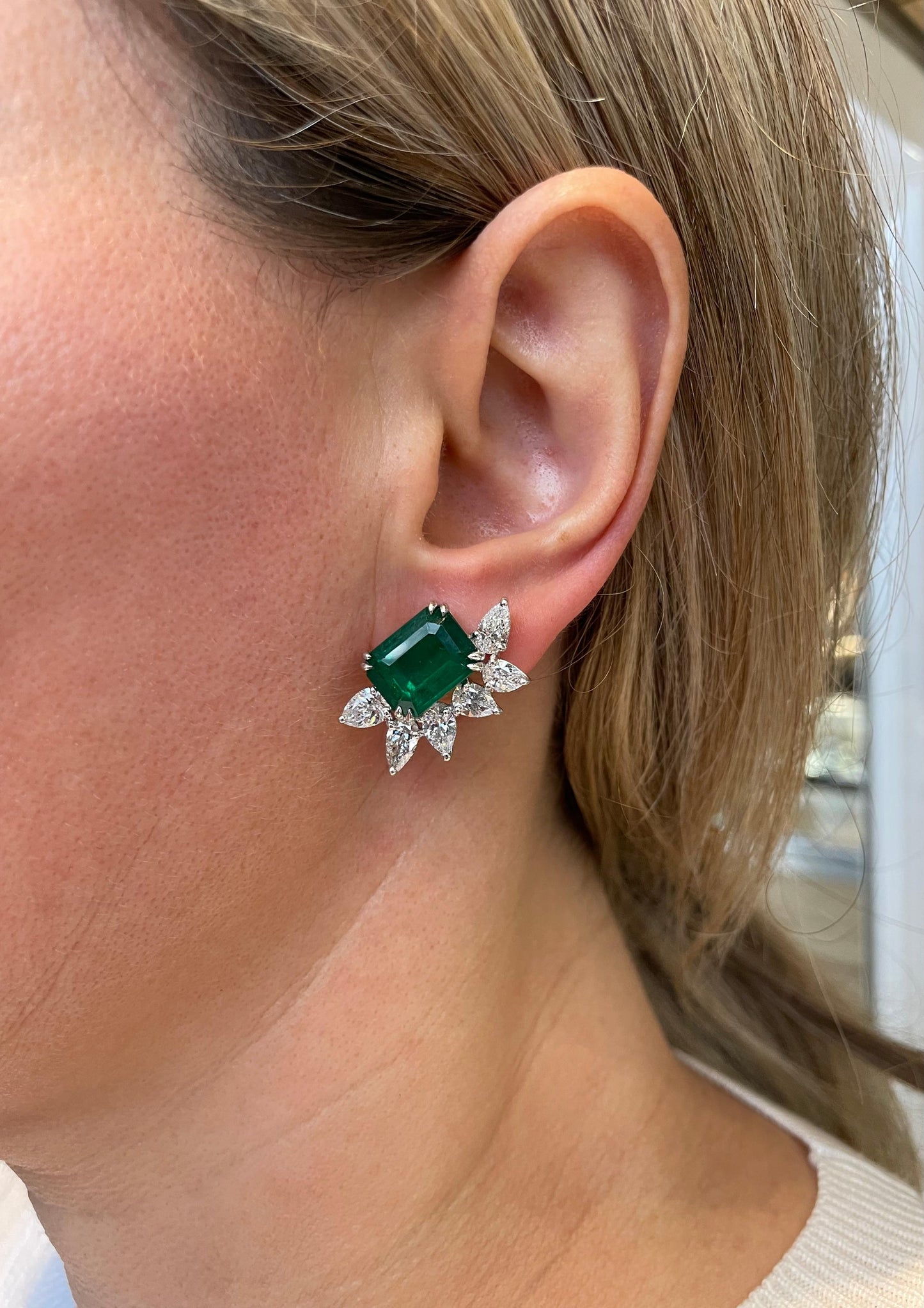 https://a.1stdibscdn.com/emerald-and-diamond-earring-for-sale-picture-10/j_415/j_194451121685980737589/14D9B3CE_82E5_47BB_97CC_938C94DBFC47_master.jpeg