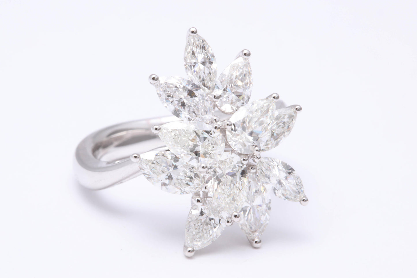 https://a.1stdibscdn.com/diamond-cluster-ring-for-sale-picture-4/0/j_50847211539355648332/1_main-5_master.jpg