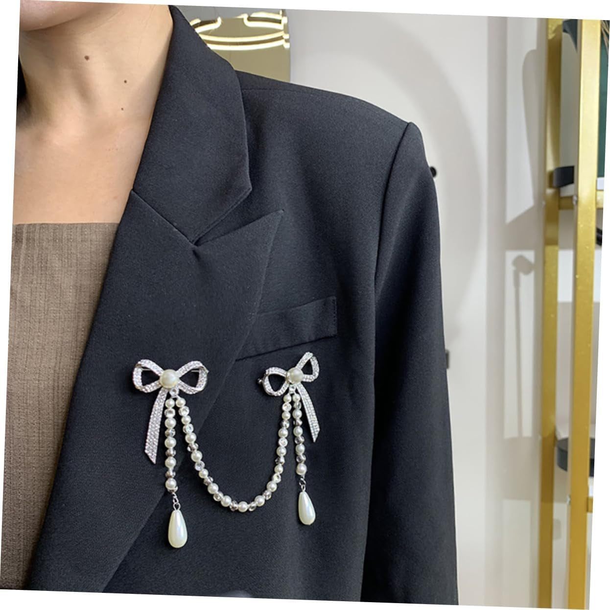 Unique Brooches for Women Pearl Butterfly Corsage Tassel Brooch Elegant Diamond Breast Pin Chain for Women Lady Pin Brooch for Parties