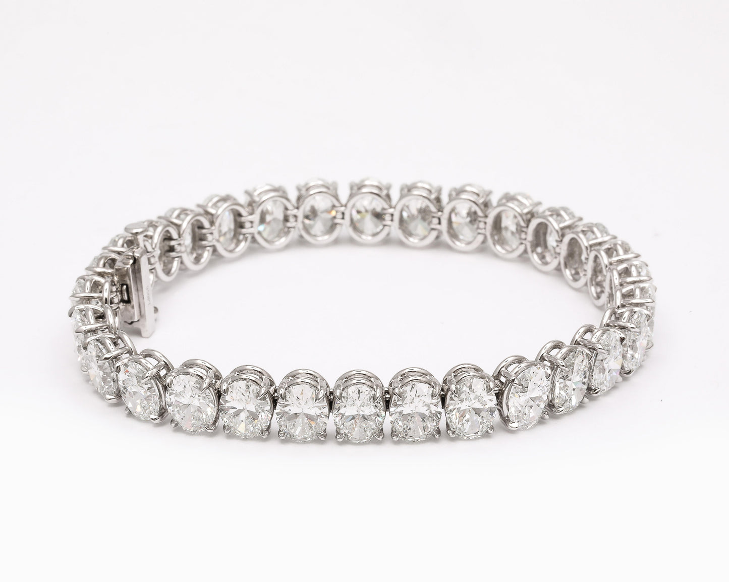https://a.1stdibscdn.com/oval-diamond-tennis-bracelet-for-sale-picture-3/j_415/j_232203621718980140297/2P6A1411_master.jpg