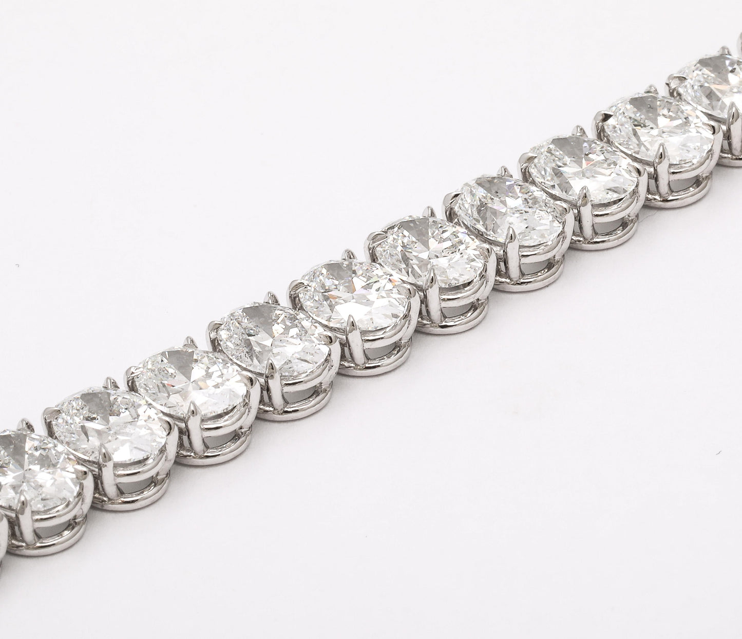 https://a.1stdibscdn.com/oval-diamond-tennis-bracelet-for-sale-picture-4/j_415/j_232203621718980089769/2P6A1413_master.jpg