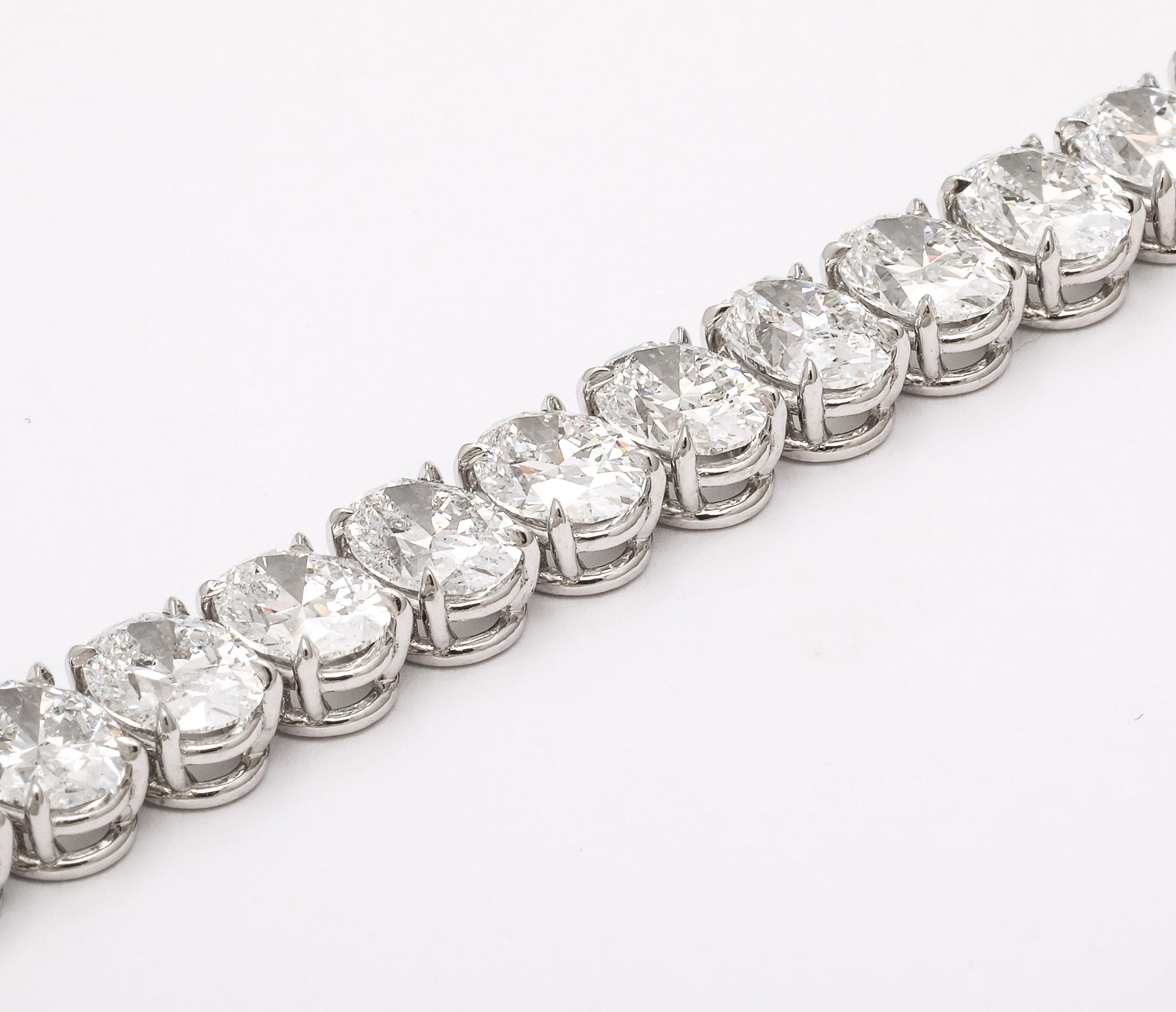 https://a.1stdibscdn.com/oval-diamond-tennis-bracelet-for-sale-picture-4/j_415/j_232203621718980089769/2P6A1413_master.jpg