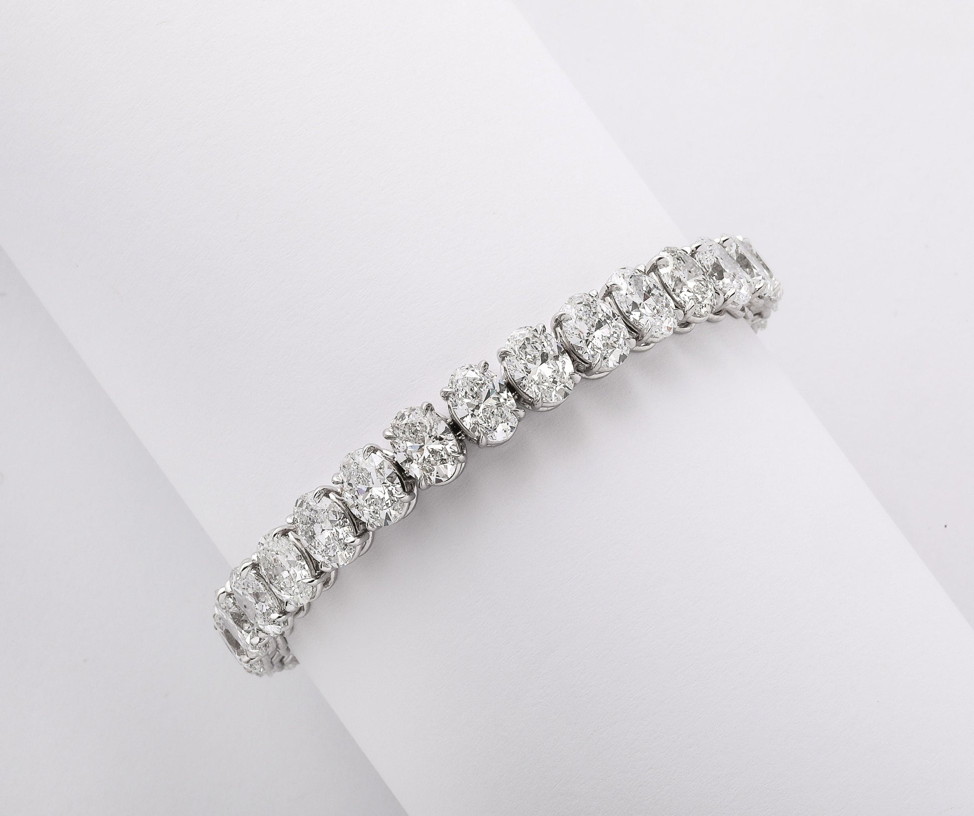 https://a.1stdibscdn.com/oval-diamond-tennis-bracelet-for-sale-picture-6/j_415/j_232203621718980090543/2P6A1418_master.jpg