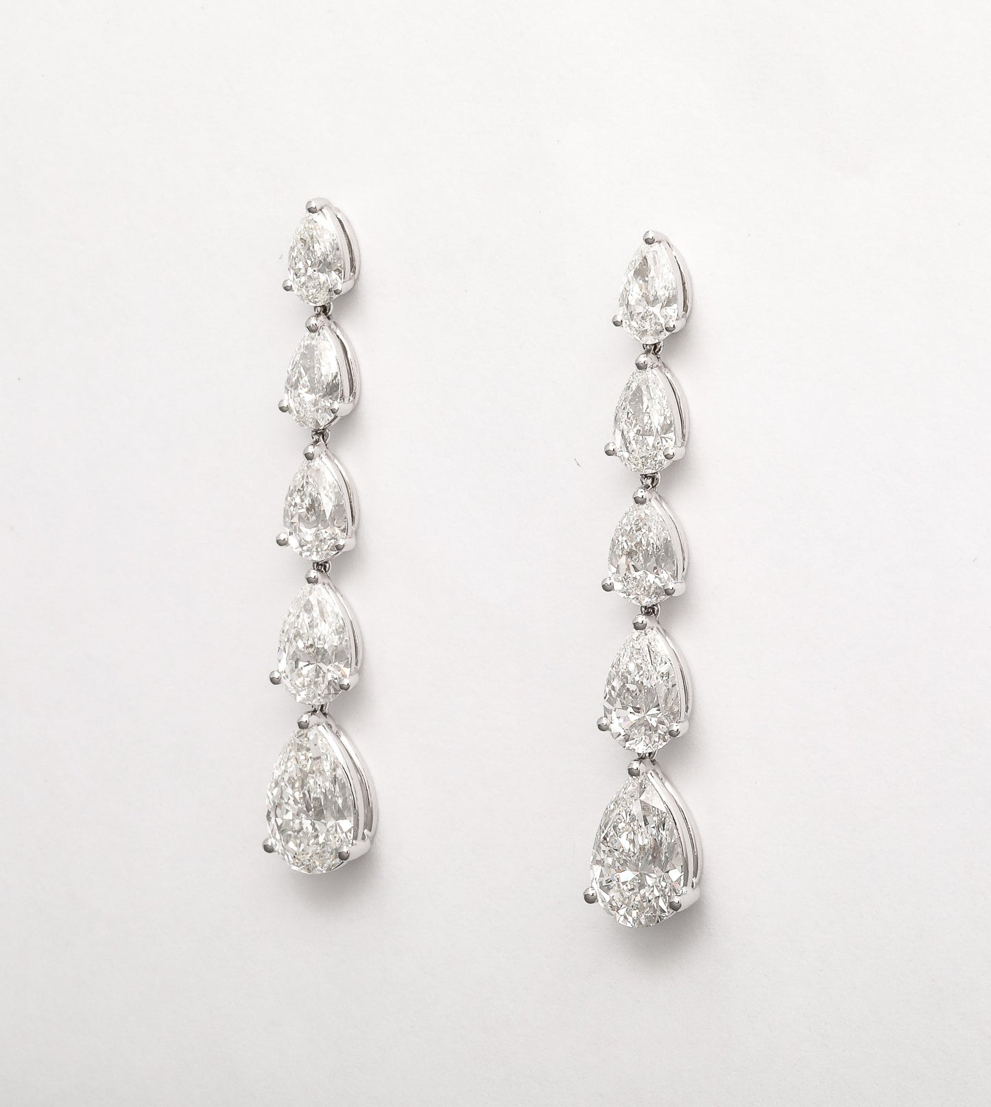 https://a.1stdibscdn.com/diamond-dangle-earrings-for-sale-picture-4/j_415/j_225039121712329999075/2P6A1436_master.jpg