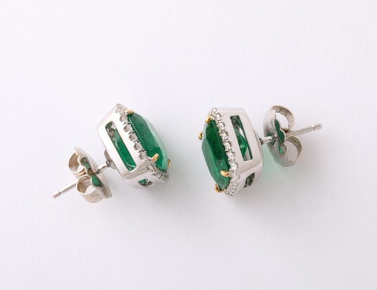 https://a.1stdibscdn.com/cushion-cut-emerald-and-diamond-stud-earrings-for-sale-picture-2/j_415/j_227290221714486832846/2P6A1444_master.jpg?width=768