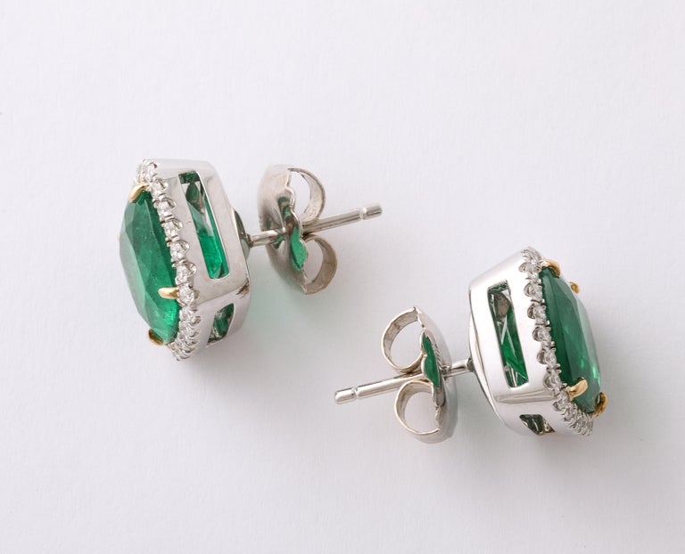 https://a.1stdibscdn.com/cushion-cut-emerald-and-diamond-stud-earrings-for-sale-picture-3/j_415/j_227290221714486832744/2P6A1445_master.jpg?width=768