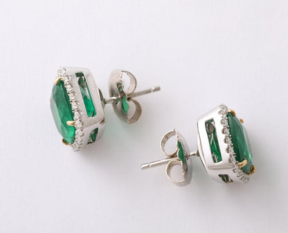 https://a.1stdibscdn.com/cushion-cut-emerald-and-diamond-stud-earrings-for-sale-picture-3/j_415/j_227290221714486832744/2P6A1445_master.jpg?width=768