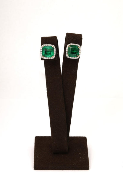 https://a.1stdibscdn.com/cushion-cut-emerald-and-diamond-stud-earrings-for-sale-picture-6/j_415/j_227290221714486832963/2P6A1453_master.jpg?width=768
