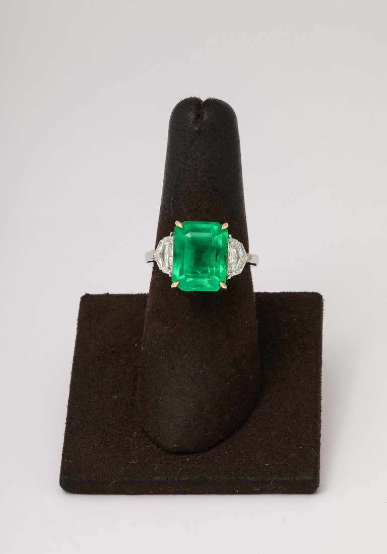 https://a.1stdibscdn.com/colombian-vivid-green-emerald-ring-for-sale-picture-2/j_415/j_237617321723470408437/2P6A2119_master.jpg?width=768