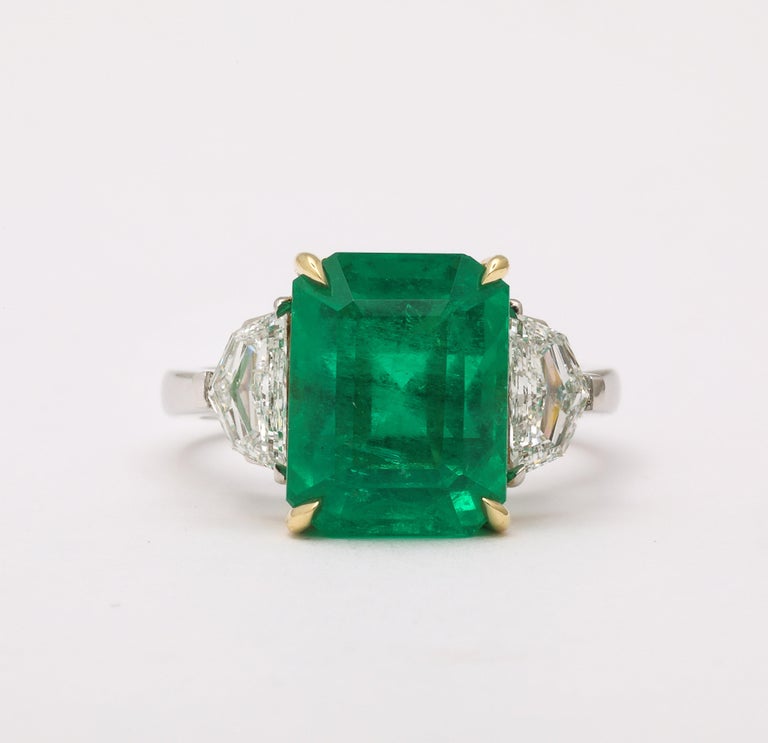 https://a.1stdibscdn.com/colombian-vivid-green-emerald-ring-for-sale-picture-3/j_415/j_237617321723470407692/2P6A2120_master.jpg?width=768