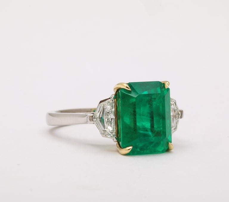 https://a.1stdibscdn.com/colombian-vivid-green-emerald-ring-for-sale-picture-4/j_415/j_237617321723470407954/2P6A2121_master.jpg?width=768