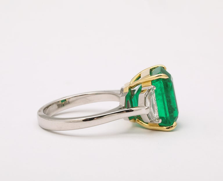 https://a.1stdibscdn.com/colombian-vivid-green-emerald-ring-for-sale-picture-5/j_415/j_237617321723470408003/2P6A2122_master.jpg?width=768