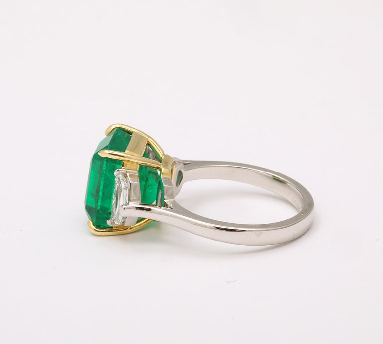 https://a.1stdibscdn.com/colombian-vivid-green-emerald-ring-for-sale-picture-7/j_415/j_237617321723470407922/2P6A2124_master.jpg?width=768