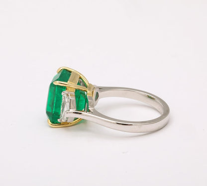 https://a.1stdibscdn.com/colombian-vivid-green-emerald-ring-for-sale-picture-7/j_415/j_237617321723470407922/2P6A2124_master.jpg?width=768