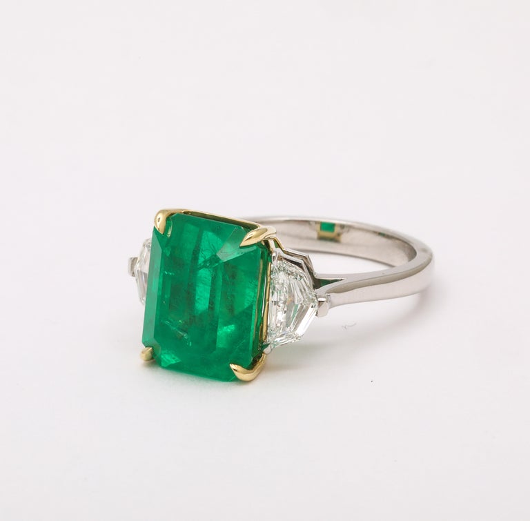 https://a.1stdibscdn.com/colombian-vivid-green-emerald-ring-for-sale-picture-8/j_415/j_237617321723470408987/2P6A2125_master.jpg?width=768