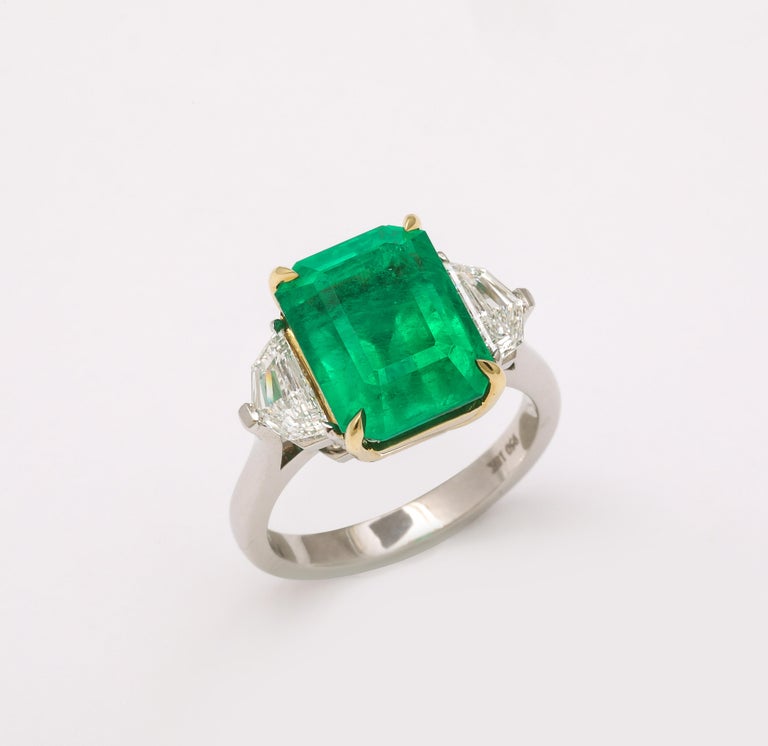 https://a.1stdibscdn.com/colombian-vivid-green-emerald-ring-for-sale-picture-9/j_415/j_237617321723470408699/2P6A2128_master.jpg?width=768