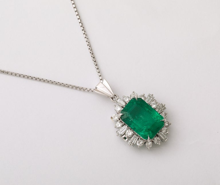 https://a.1stdibscdn.com/colombian-emerald-and-diamond-pendant-for-sale-picture-4/j_415/j_237617621723470549567/2P6A2240_master.jpg?width=768