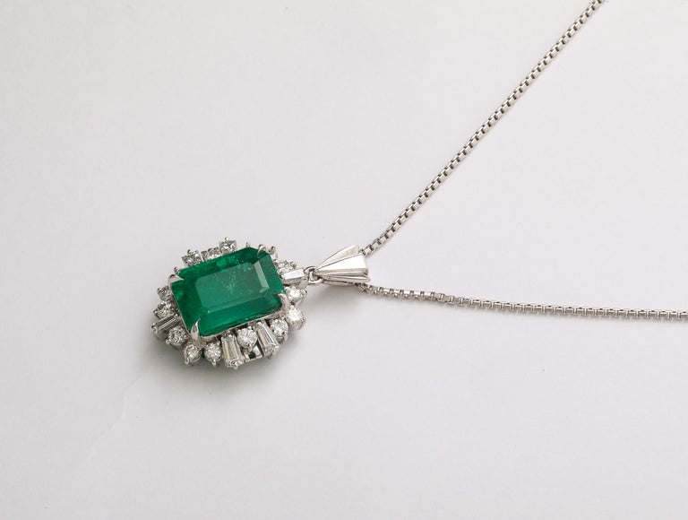 https://a.1stdibscdn.com/colombian-emerald-and-diamond-pendant-for-sale-picture-5/j_415/j_237617621723470550134/2P6A2242_master.jpg?width=768