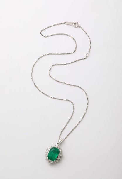 https://a.1stdibscdn.com/colombian-emerald-and-diamond-pendant-for-sale-picture-6/j_415/j_237617621723470549981/2P6A2244_master.jpg?width=768