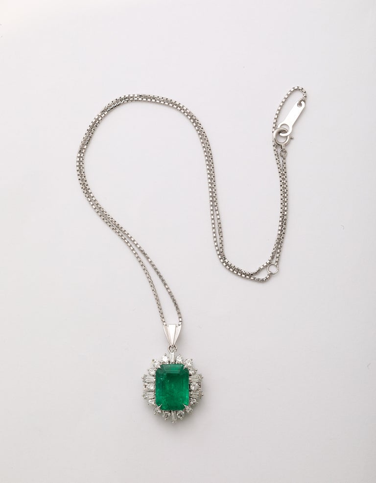 https://a.1stdibscdn.com/colombian-emerald-and-diamond-pendant-for-sale-picture-2/j_415/j_237617621723470550242/2P6A2245_master.jpg?width=768
