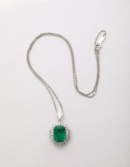 https://a.1stdibscdn.com/colombian-emerald-and-diamond-pendant-for-sale-picture-2/j_415/j_237617621723470550242/2P6A2245_master.jpg?width=768
