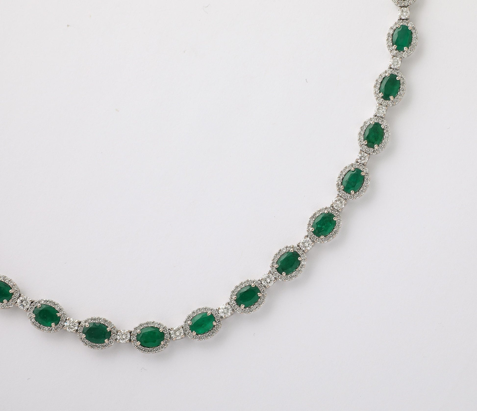 https://a.1stdibscdn.com/emerald-and-diamond-necklace-for-sale-picture-4/j_415/j_278659821763053312395/2P6A4528_master.jpg