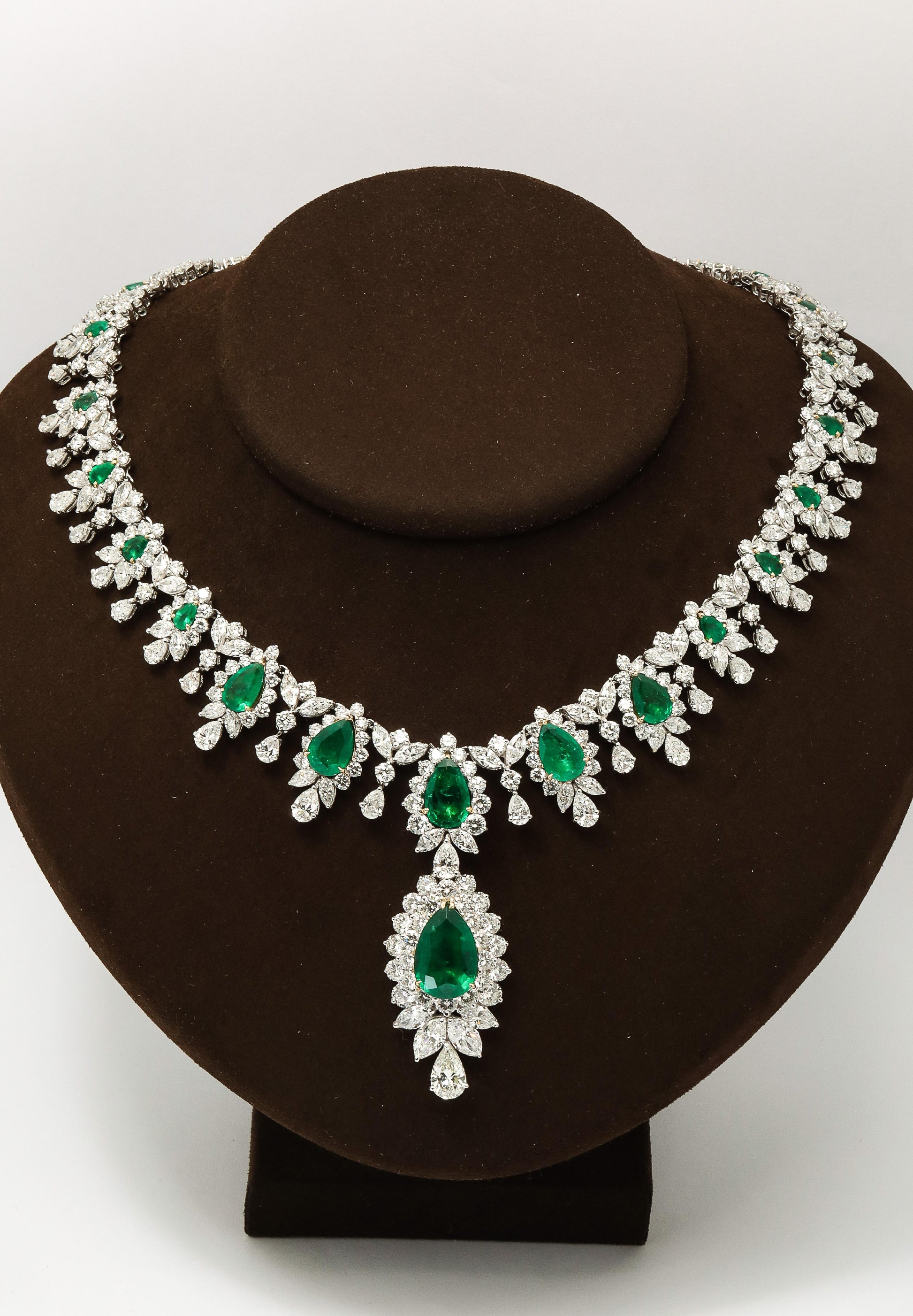 https://a.1stdibscdn.com/emerald-and-diamond-drop-necklace-for-sale-picture-2/j_415/j_279209021765470477609/2P6A4576_master.jpg