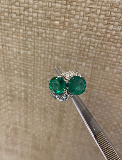 https://a.1stdibscdn.com/circa-1950s-emerald-and-diamond-ring-set-in-platinum-for-sale-picture-4/j_415/j_1127971664907614529/47EE201E_085E_4FD2_B14E_E9C90CB73AAD_master.jpeg