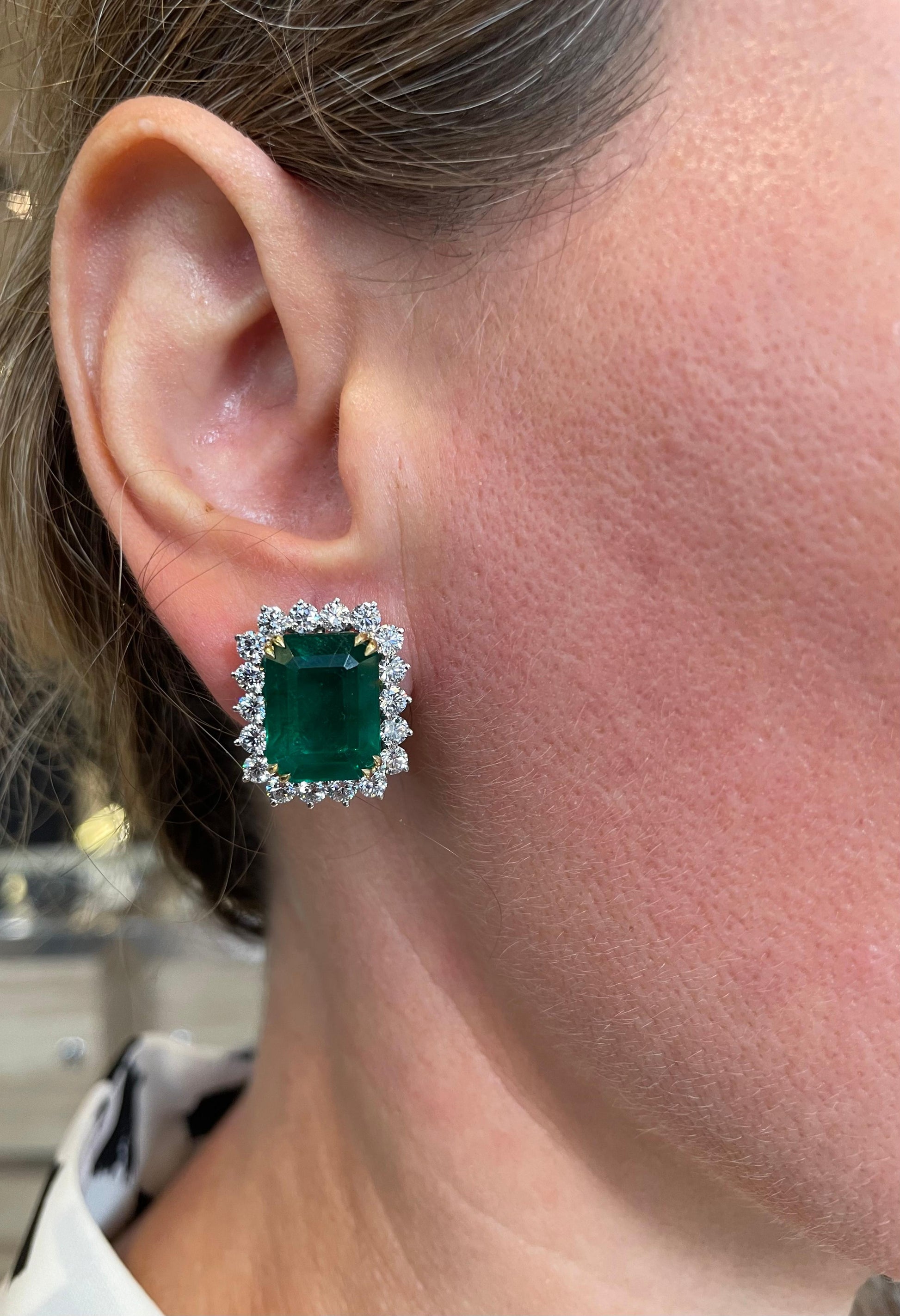 https://a.1stdibscdn.com/vivid-green-emerald-and-diamond-earrings-for-sale-picture-10/j_415/j_204050621695137483760/6B096F8D_5736_450D_B074_375F34D0A5A5_master.jpeg