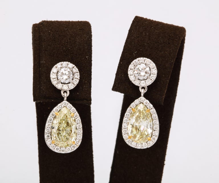 https://a.1stdibscdn.com/yellow-diamond-dangle-drop-earrings-for-sale-picture-3/j_415/j_140693321638384826786/6R1A1350_master.jpg?width=768