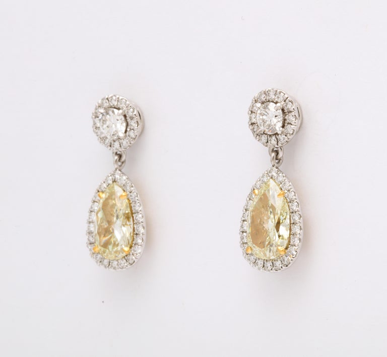 https://a.1stdibscdn.com/yellow-diamond-dangle-drop-earrings-for-sale-picture-5/j_415/j_140693321638384826540/6R1A1355_master.jpg?width=768