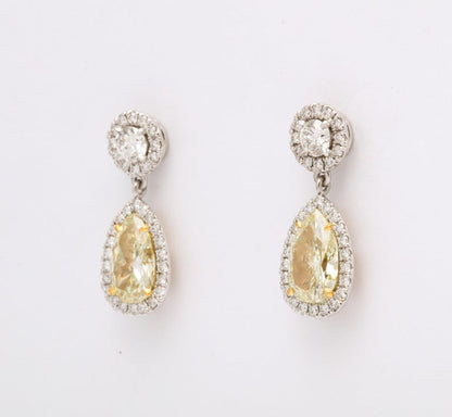 https://a.1stdibscdn.com/yellow-diamond-dangle-drop-earrings-for-sale-picture-5/j_415/j_140693321638384826540/6R1A1355_master.jpg?width=768