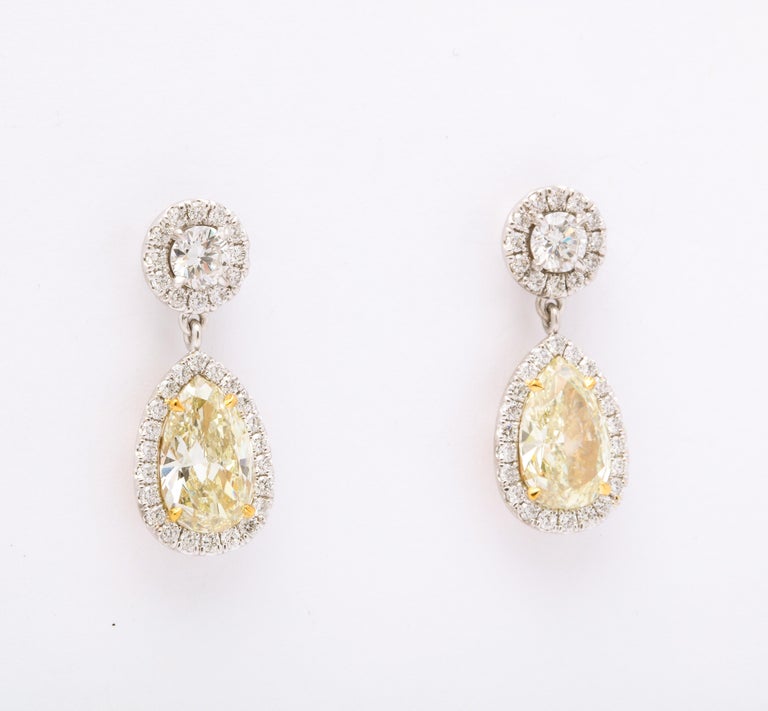 https://a.1stdibscdn.com/yellow-diamond-dangle-drop-earrings-for-sale-picture-6/j_415/j_140693321638384826616/6R1A1357_master.jpg?width=768