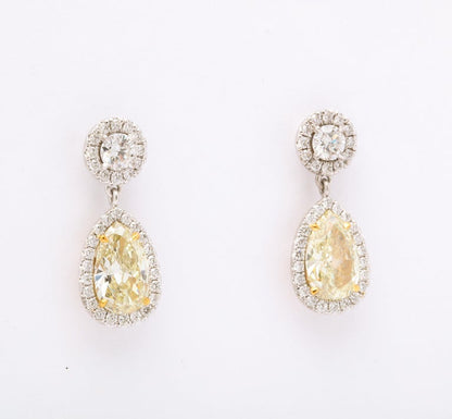 https://a.1stdibscdn.com/yellow-diamond-dangle-drop-earrings-for-sale-picture-6/j_415/j_140693321638384826616/6R1A1357_master.jpg?width=768