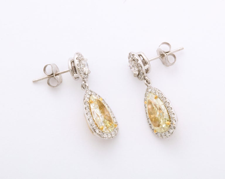 https://a.1stdibscdn.com/yellow-diamond-dangle-drop-earrings-for-sale-picture-7/j_415/j_140693321638384826659/6R1A1362_master.jpg?width=768