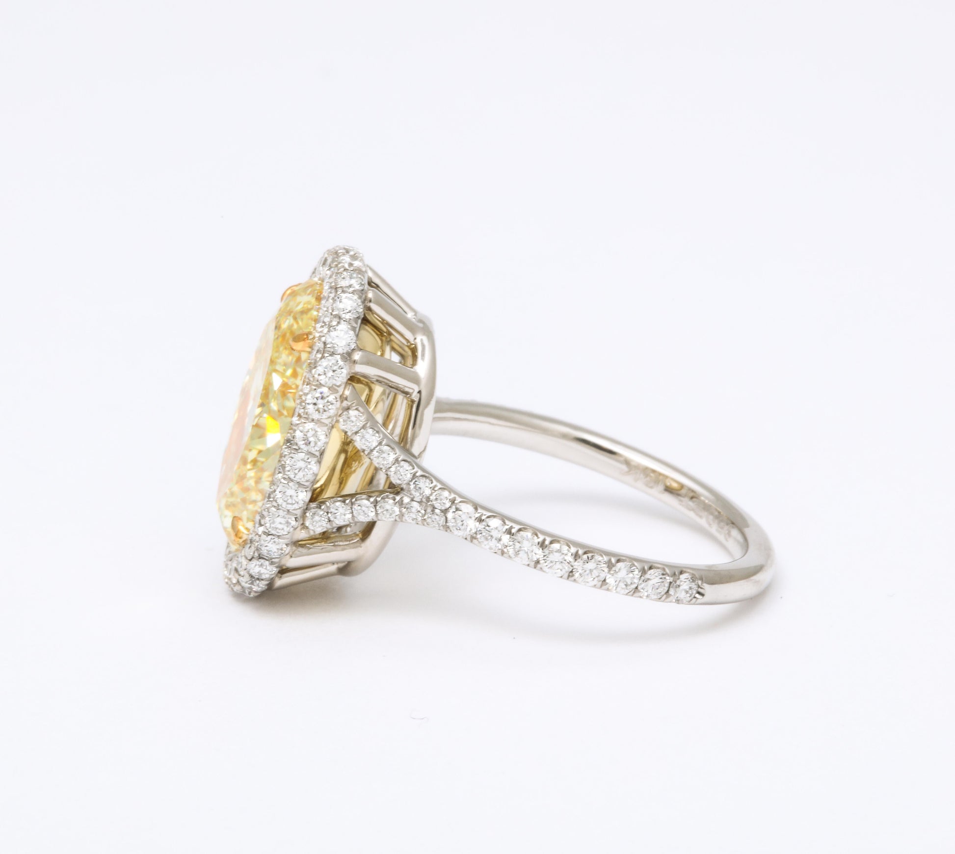 https://a.1stdibscdn.com/gia-certified-6-carat-oval-fancy-yellow-diamond-ring-for-sale-picture-4/j_415/j_129688521628091733696/6R1A2496_master.jpg