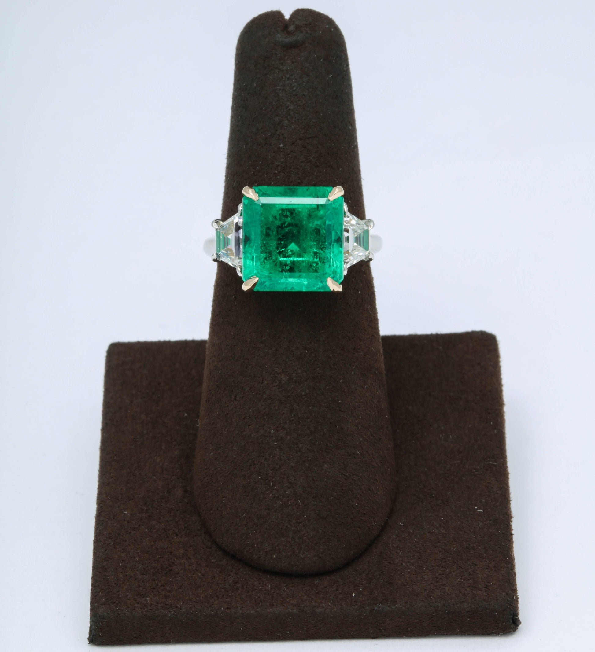 https://a.1stdibscdn.com/6-carat-colombian-emerald-and-diamond-ring-for-sale-picture-2/0/j_41520431523637103696/6R1A2575_master.jpg