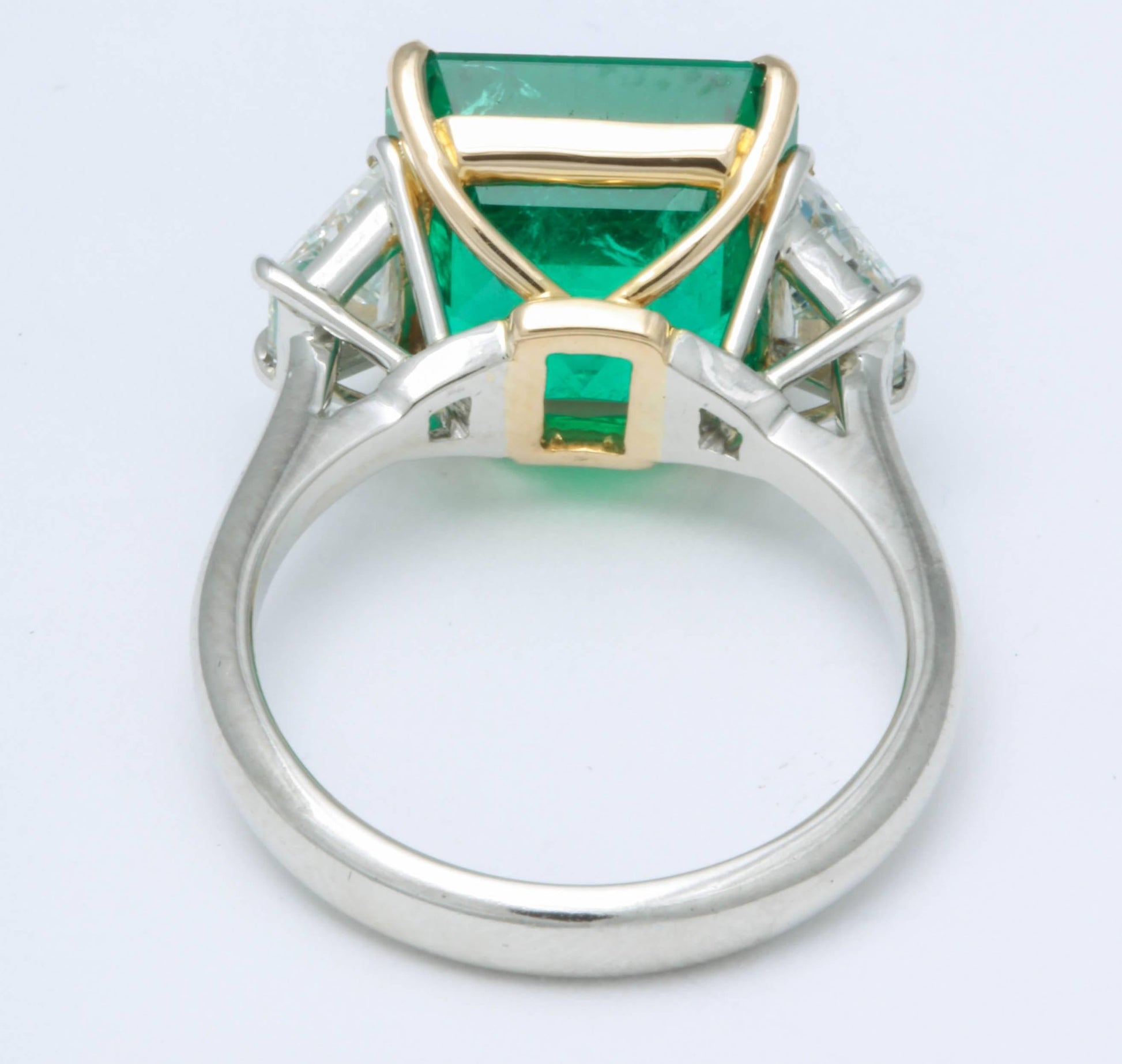 https://a.1stdibscdn.com/6-carat-colombian-emerald-and-diamond-ring-for-sale-picture-4/0/j_41520431523637106855/6R1A2585_master.jpg