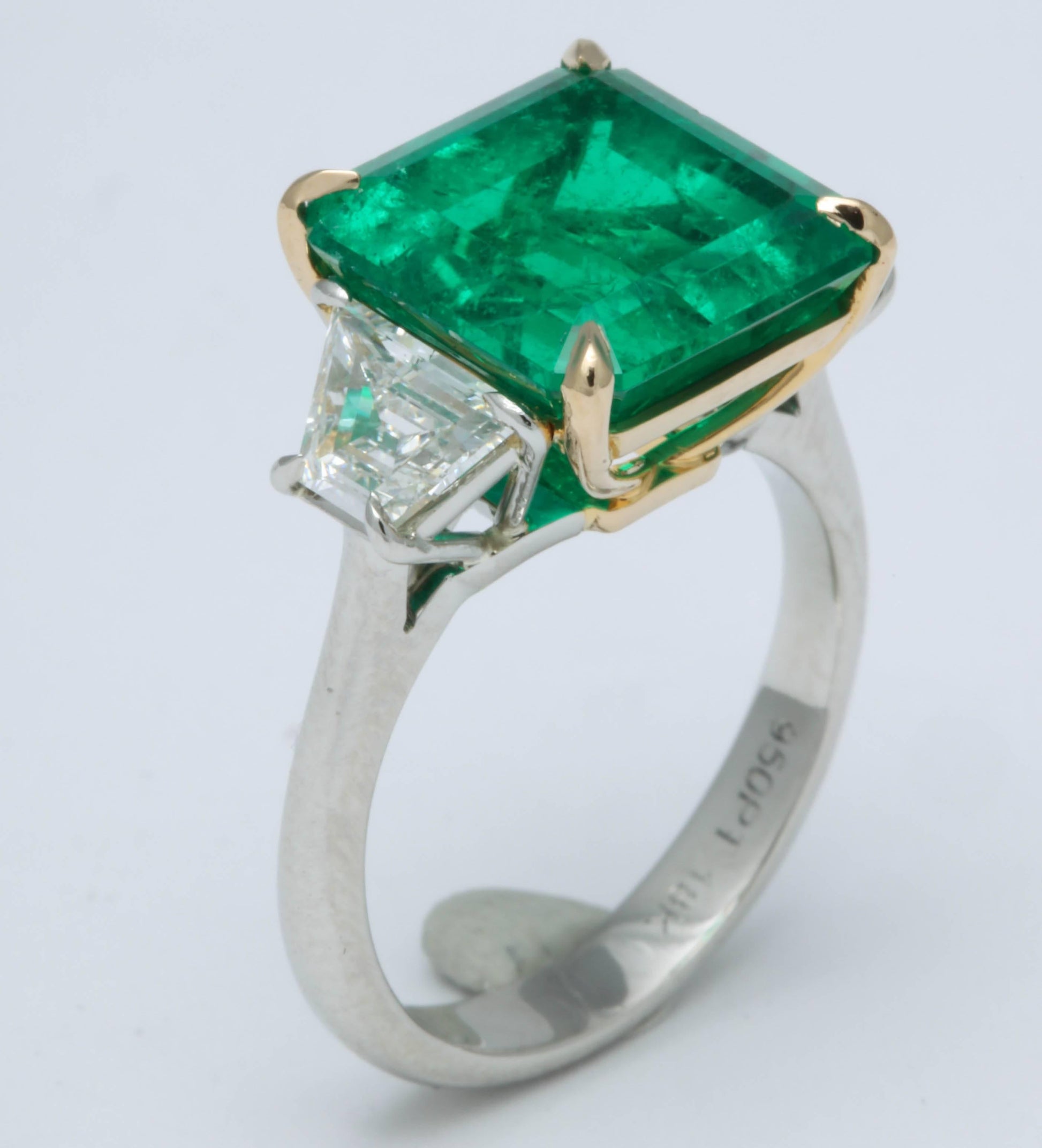 https://a.1stdibscdn.com/6-carat-colombian-emerald-and-diamond-ring-for-sale-picture-5/0/j_41520431523637107807/6R1A2586_master.jpg