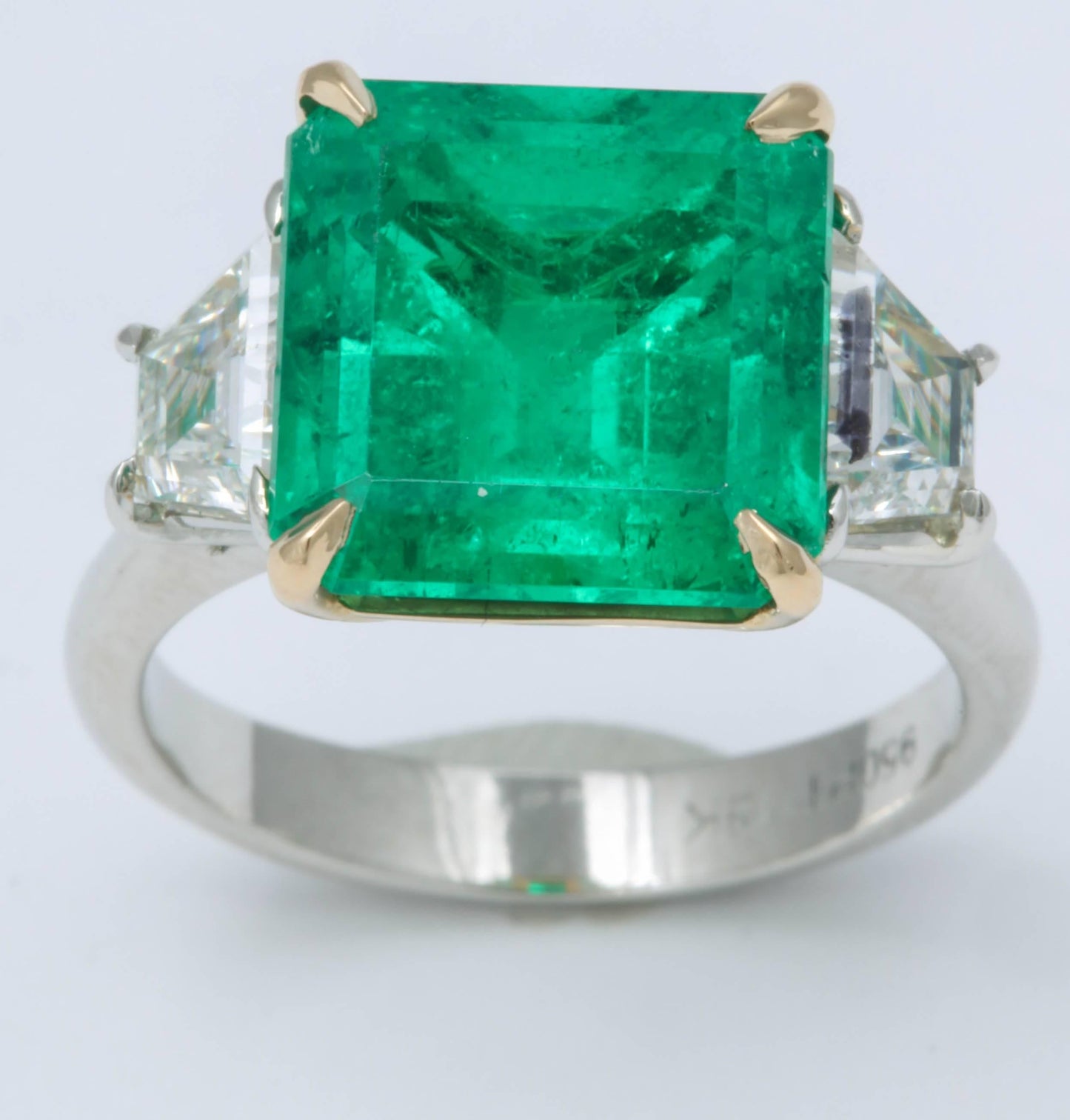 https://a.1stdibscdn.com/6-carat-colombian-emerald-and-diamond-ring-for-sale-picture-6/0/j_41520431523637109211/6R1A2591_master.jpg