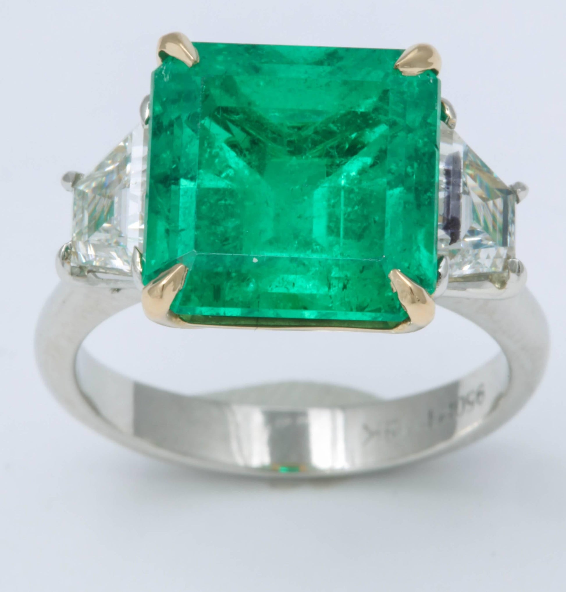 https://a.1stdibscdn.com/6-carat-colombian-emerald-and-diamond-ring-for-sale-picture-6/0/j_41520431523637109211/6R1A2591_master.jpg