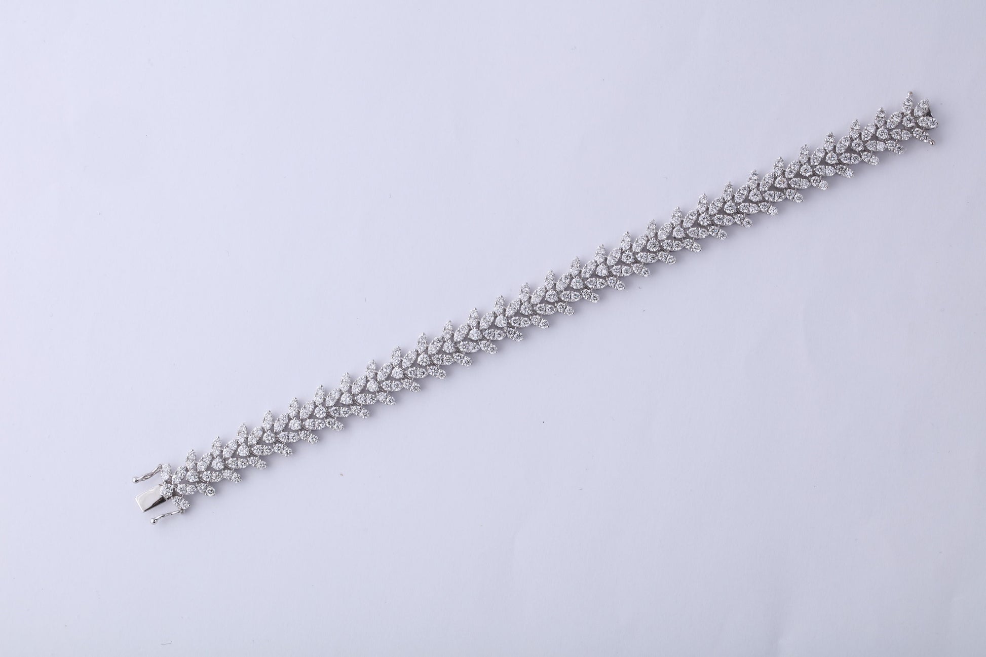 https://a.1stdibscdn.com/diamond-bracelet-for-sale-picture-2/0/j_56031321544650912351/6R1A3217_master.jpg