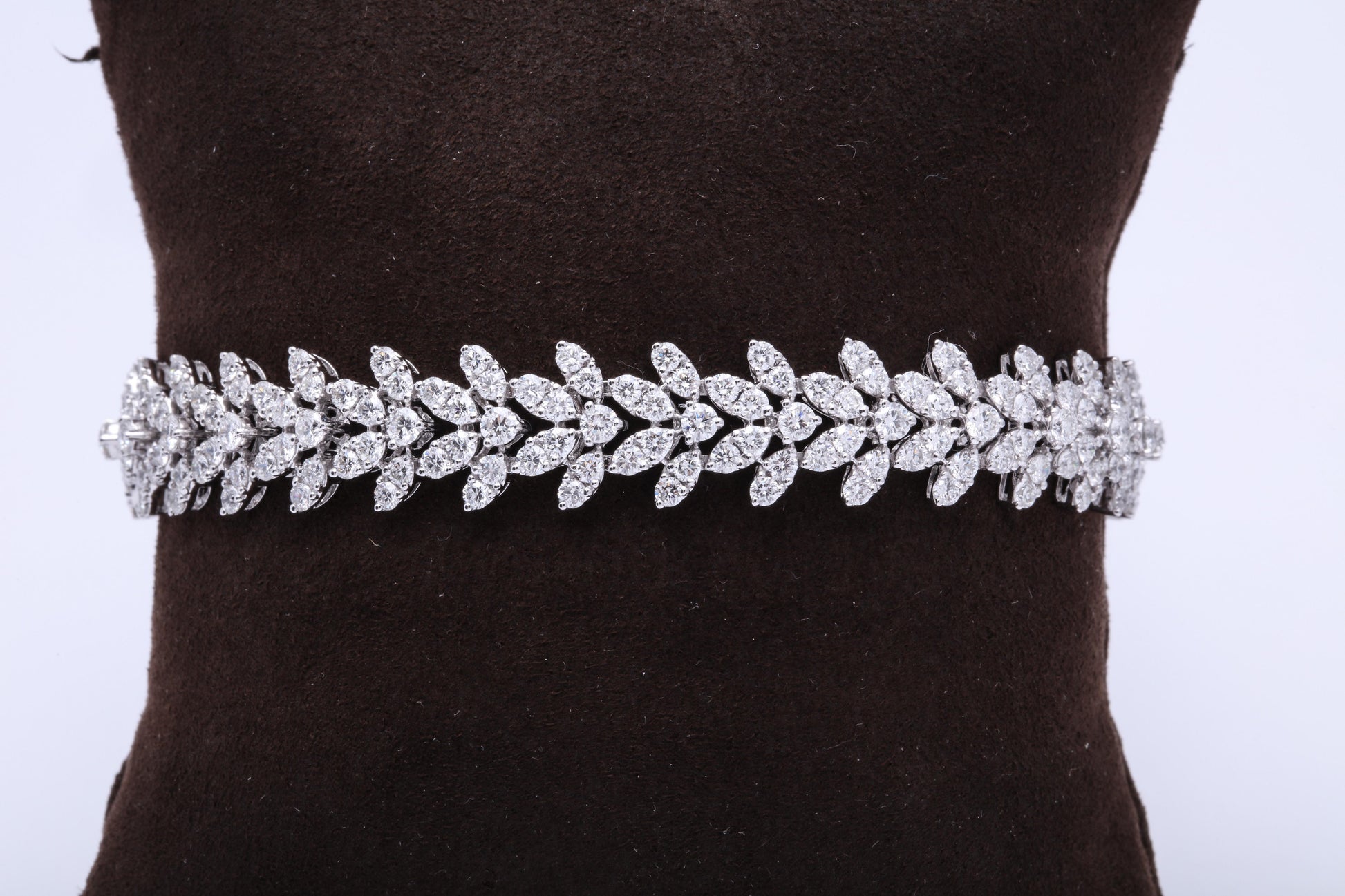 https://a.1stdibscdn.com/diamond-bracelet-for-sale-picture-4/0/j_56031321544650916578/6R1A3221_master.jpg