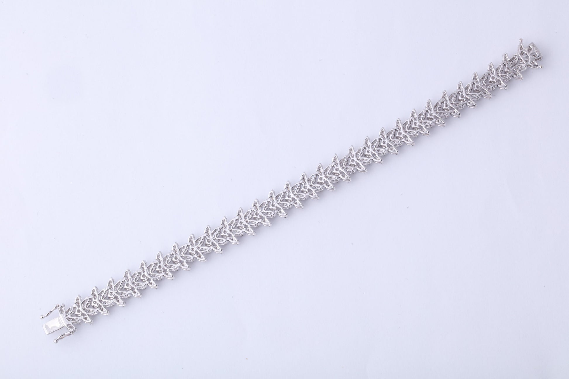 https://a.1stdibscdn.com/diamond-bracelet-for-sale-picture-6/0/j_56031321544650920237/6R1A3233_master.jpg